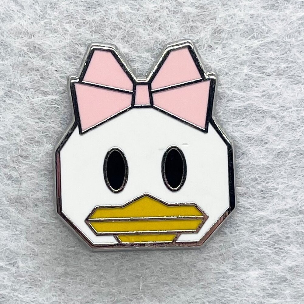🔮 5/$25‎ Disney Origami Daisy Duck Pin